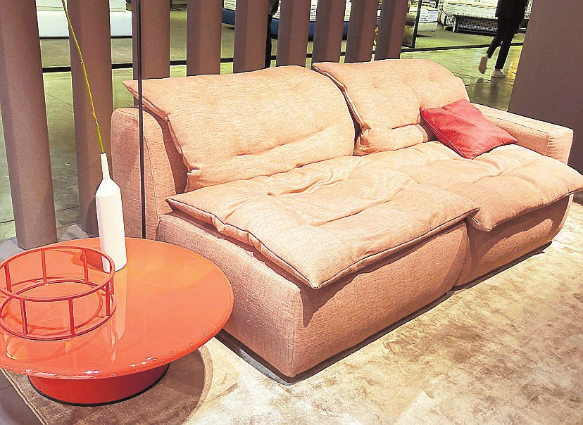 Zart rosa: Hier kommt die Barbie-Farbe auf einem beigen Sofa von Marac zum Einsatz. FOTO SIMONE A. MAYER/DPA