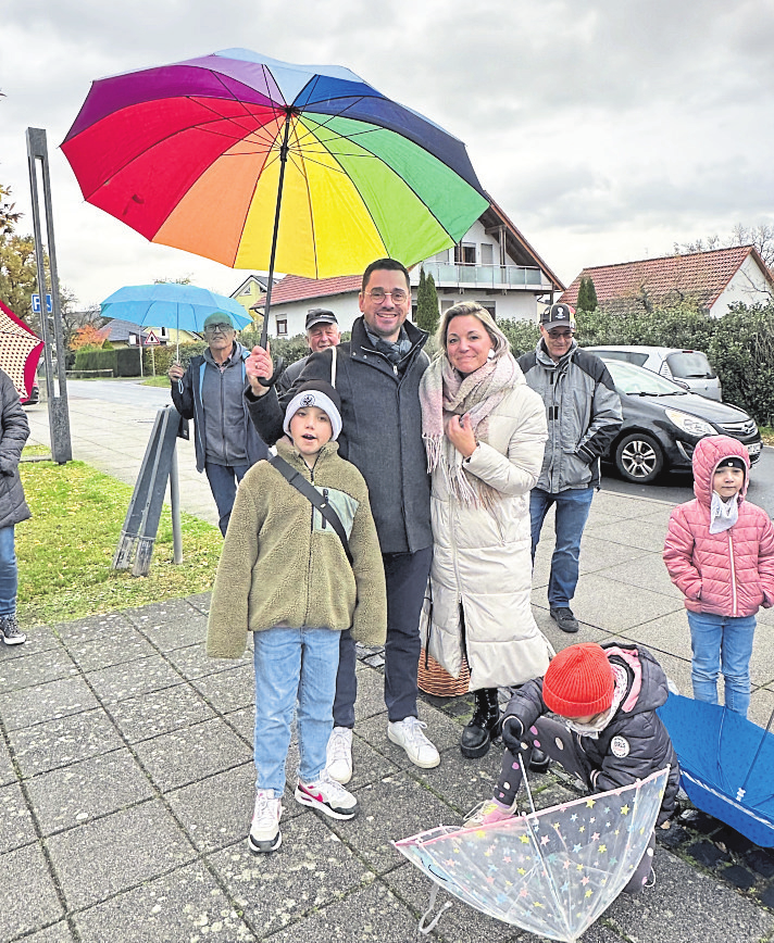 Unter die zahlreichen Schaulustigen beim leider diesmal von Regen begleiteten Aufstellen des Kirmesbaumes mischte sich auch Bürgermeister Florian Fritzsch (parteiunabhängig) mit seiner Frau Silke und Kindern, die Feuerwehr war dabei, und es wurde stimmungsvolle Blasmusik gespielt.