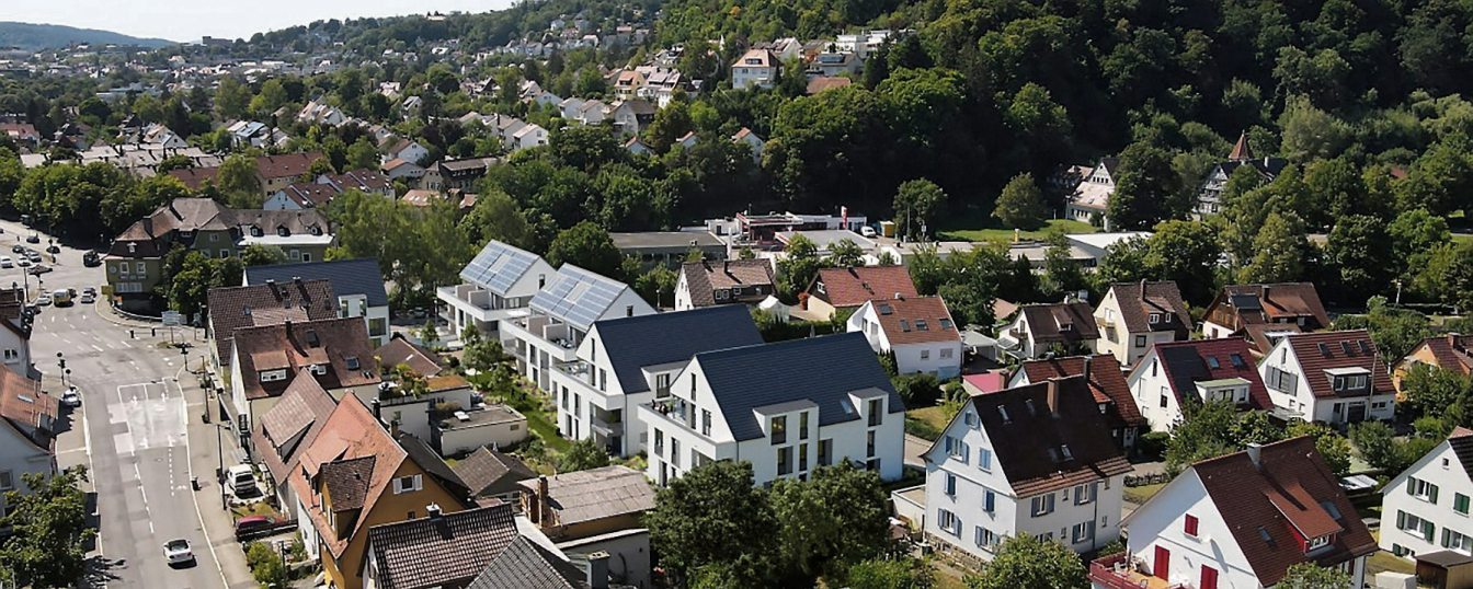 Inmitten einer gewachsenen Wohnstruktur in Lustnau, entwickelt die Essinger Wohnbau GmbH neue Wohneinheiten, die auf dem Bild computergestützt dargestellt sind. Bilder/Grafiken: Essinger Wohnbau
