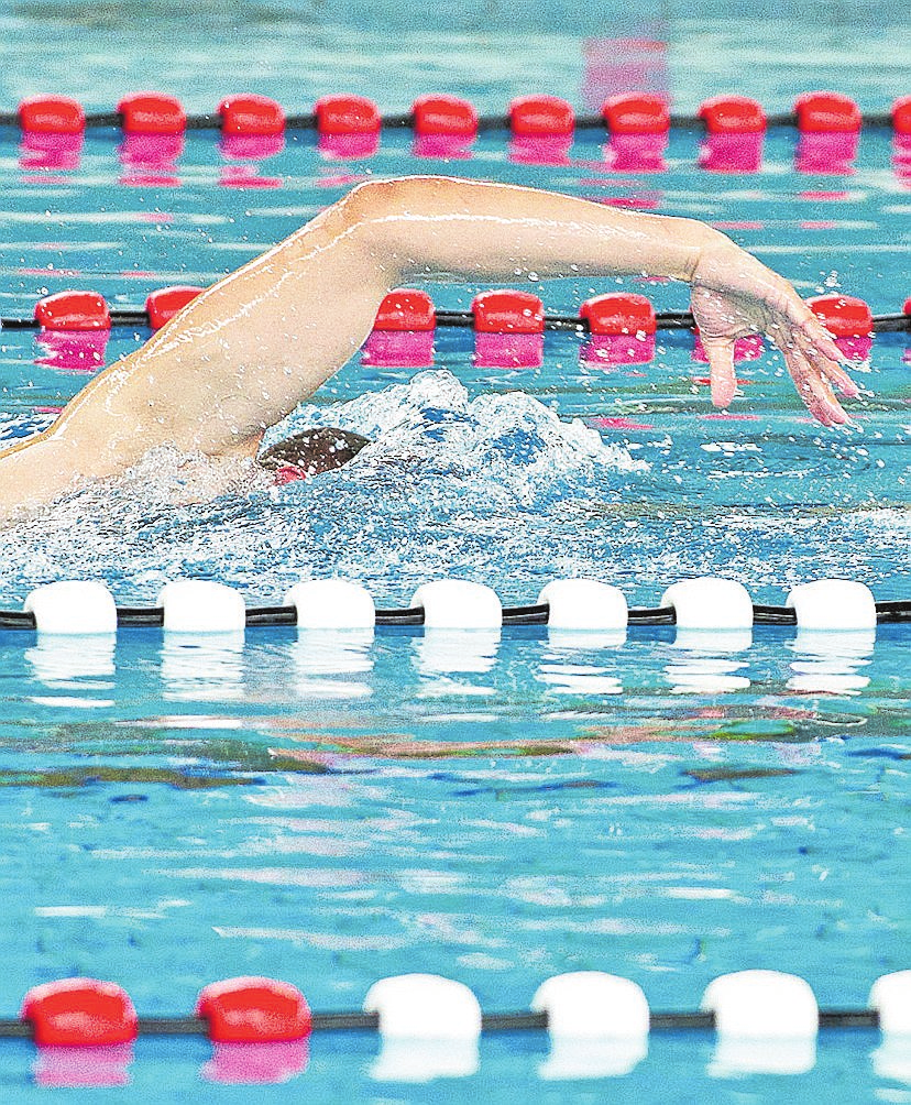 Schwimmen schont die Gelenke, Sehnen und Bänder. Aber nicht jeder Schwimmstil ist für jeden gleichermaßen gut. FOTO: INGA KJER/DPA