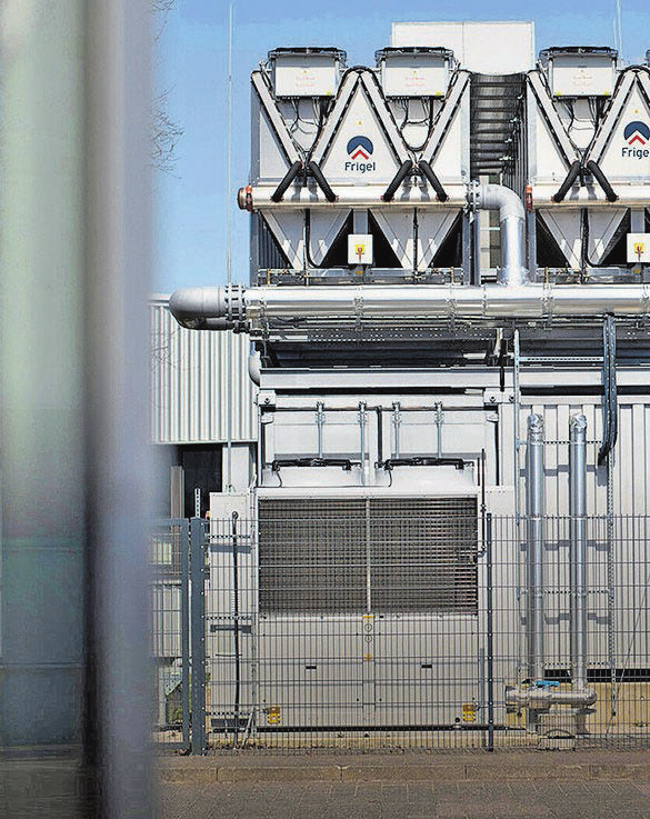 Eine moderne Kühlanlage im Gira-Produktionsprozess als Zeichen für Energieeffizienz.