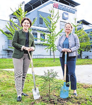 LR Michaela Langer Weninger (l.) mit OÖN-Chefredakteurin Susanne Dickstein
