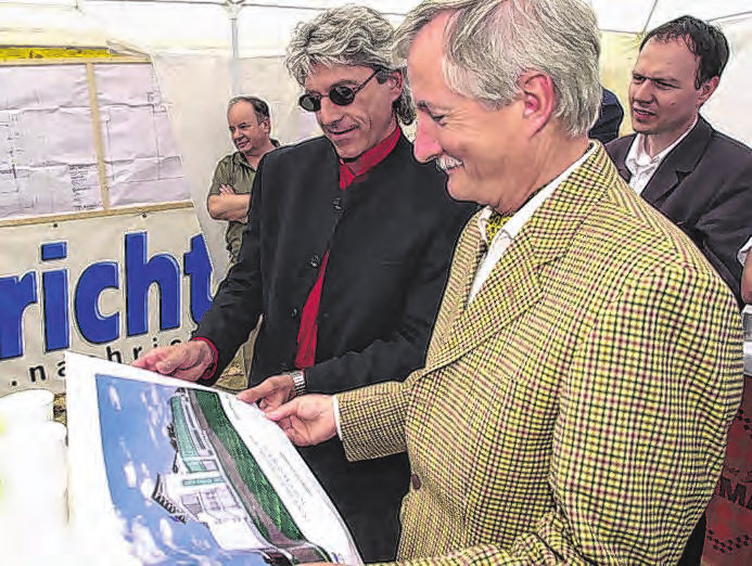 Bauherr Rudolf Andreas Cuturi mit Architekt Carl Schleburg bei der Spatenstichfeier im Mai 2002. Foto: Wassermann