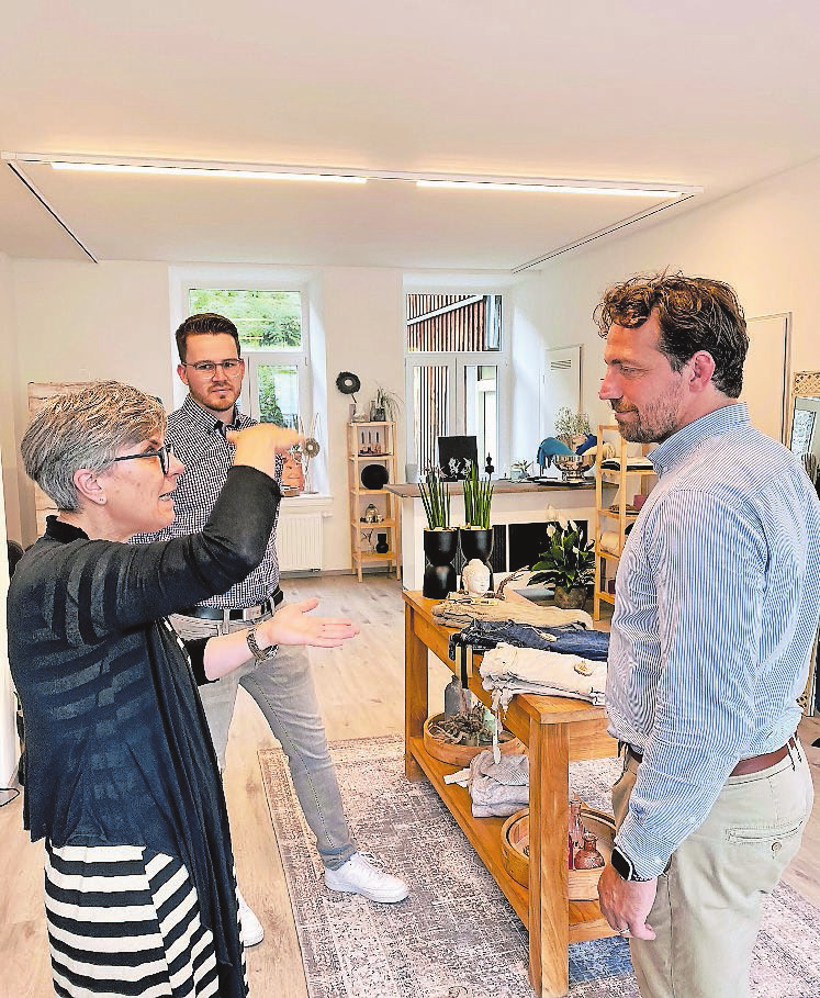 Bürgermeister Patrick Haas (r.) und City-Manager André Schroeder zu Gast in einem der neu eröffneten Läden. FOTO: TOBIAS SCHNEIDER