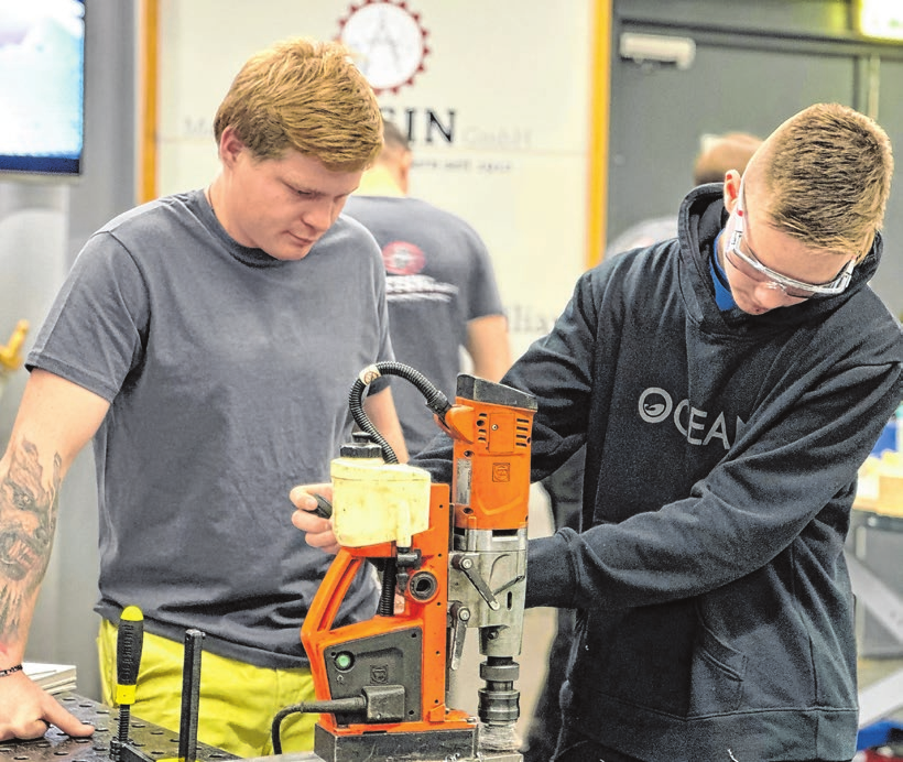 Handwerk macht Spaß: Denis Männel (links im Bild), Schlosser bei der Modellbau Stein GmbH in Frankfurt (Oder), schaut Herbert Härchen, Schüler vom Bernhardinum in Fürstenwalde/Spree, beim Umgang mit dem Bohrer zu. FOTO: MARTIN RÖMER/HWK/ARCHIV