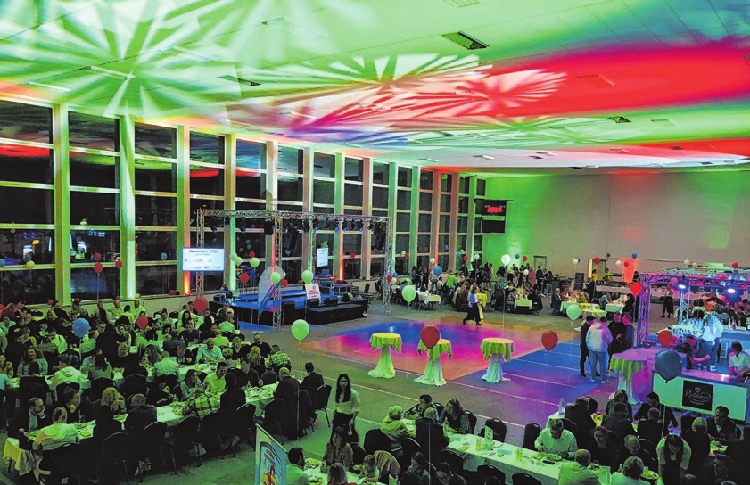 In der Halle wurde auch die sanierte Decke mit verschieden farbigen Lichtern inszeniert. In die Decke hatte die „Stadt voller Energie“, wie sich Premnitz selbst nennt, in diesem Jahr rund 420.000 Euro aus eigenem Haushalt investiert.