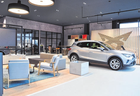 Auf Kunden warten tolle Fahrzeuge in modernen Räumen.