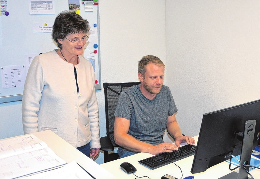 Im Büro: der für die Fördergruppe verantwortliche Manuel Mader und Andrea Achmann, die die Fördergruppen in Reutlingen und im Ermstal leitet.