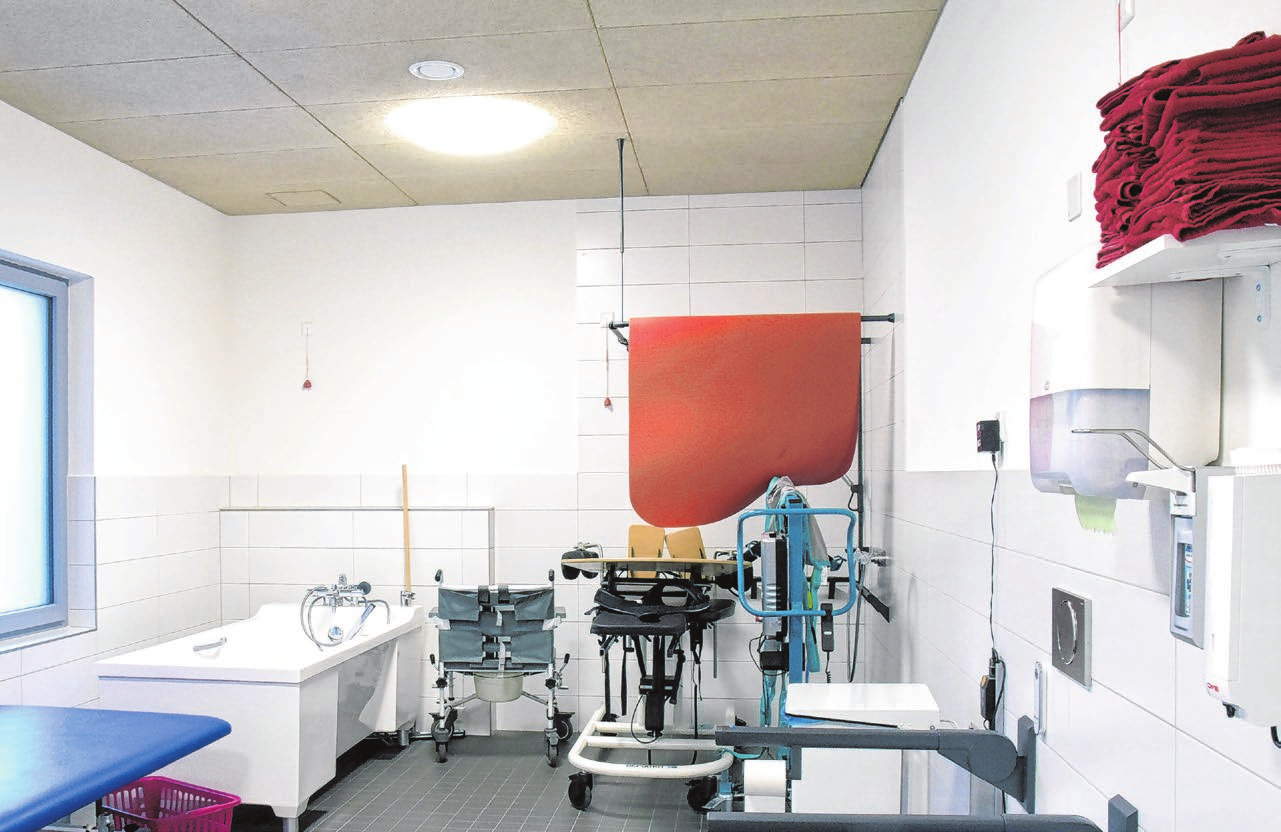 Das geräumige Pflegebad ist ein wichtiger Bereich im Neubau für die Fördergruppe in Dettingen.