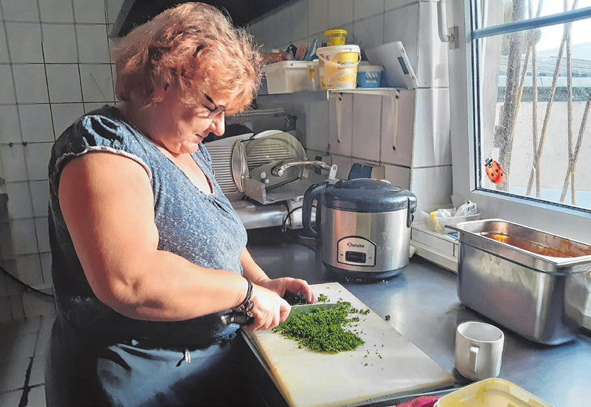 Gehört seit vielen Jahren zum Team der Dolgeliner Brutzelstube: Silke Ristau beim Petersilie hacken.