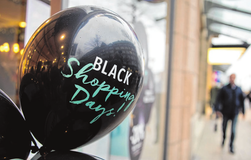 Viele Einzelhändler bieten ihren Kunden anlässlich der Black Week besondere Rabattaktionen. Foto: Daniel Bockwoldt/dpa