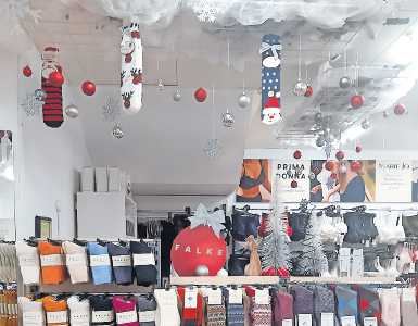 Reihen sich gut in den Kugelreigen ein: Kuschelsocken dienen in der Wäschetruhe als stimmungsvolle Weihnachtsdeko. FOTO: LAI