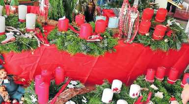 Mit einer großen Auswahl an Adventskränzen warten die Frauen der KFD in Esthal auf. FOTO: RED/GRATIS