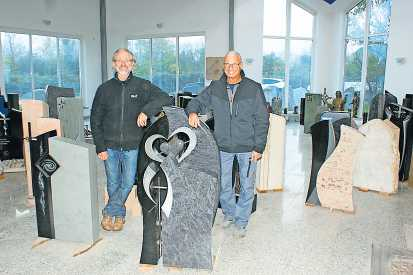 Die Steinmetz- und Bildhauermeister Bernd Zwinger und Thomas Pitz in ihrer Indoor-Ausstellung. FOTO: STEFAN ENDLICH