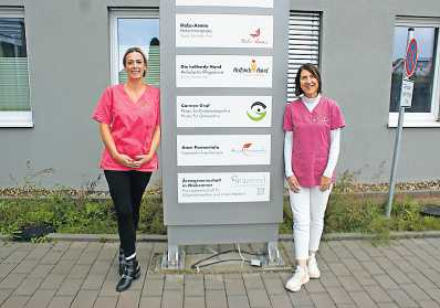 Juniorchefin Martina Rottländer und Pflegedienstleiterin Petra Denig beim Eingang des Gesundheitszentrums. FOTO: STEFAN ENDLICH