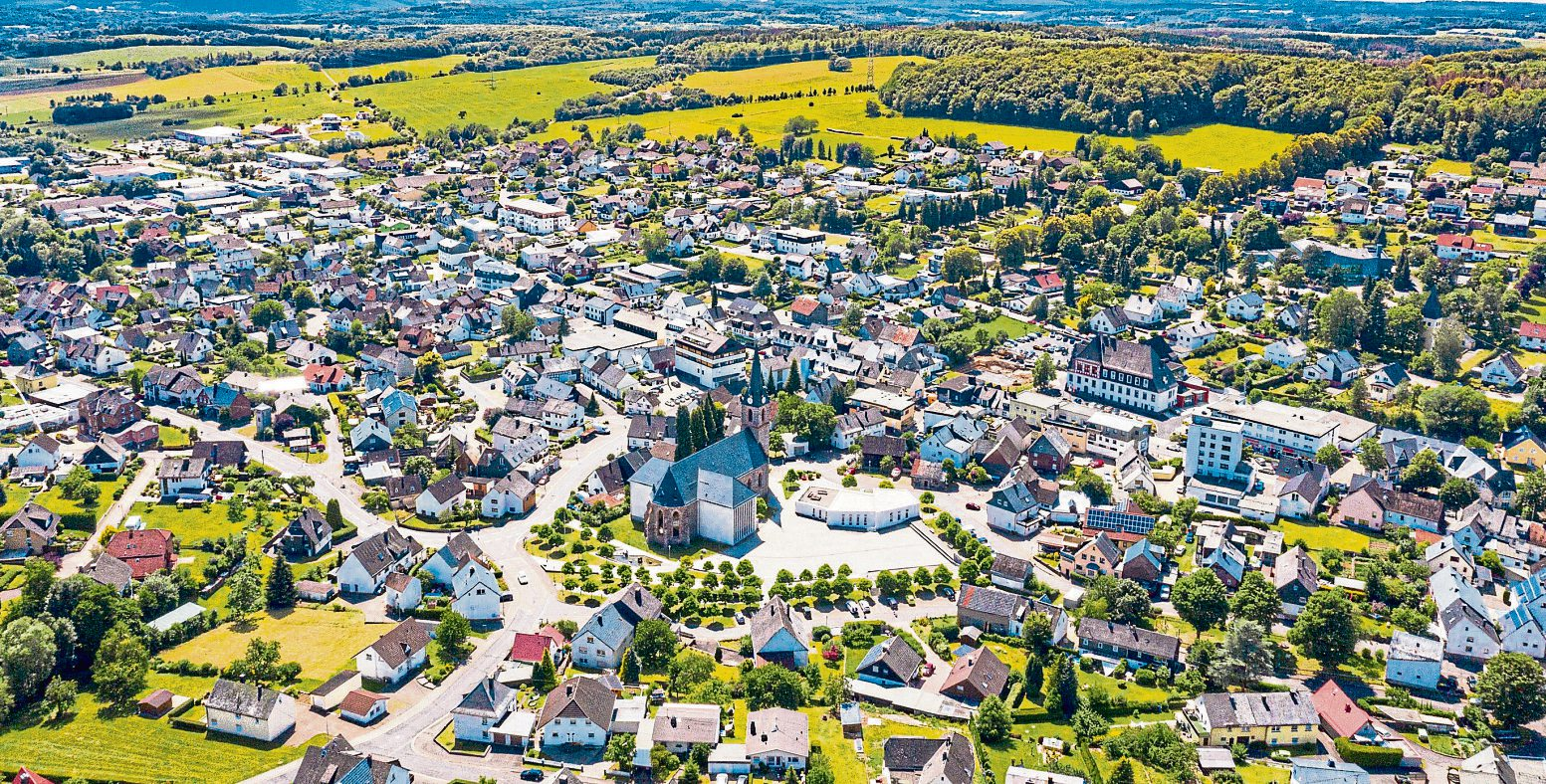 Panoramaaufnahme von Rennerod: Eine idyllische Stadt eingebettet in grüne Hügel und Wälder. Foto: Roeder-Moldenhauer