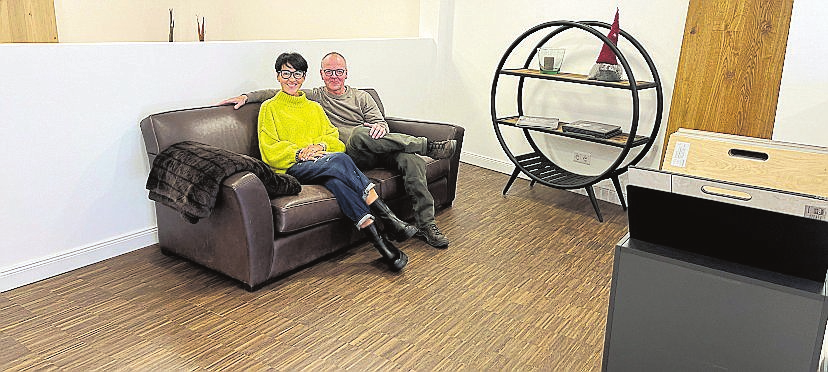 Das Ehepaar Kramer zeigt in der Ausstellung in möblierten Kojen, wie welcher Boden mit Möbeln wirkt.