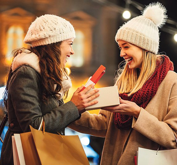 Den Liebsten mit Geschenken ein Lächeln ins Gesicht zaubern. Foto: NDABCREATIVITY - stock.adobe.com