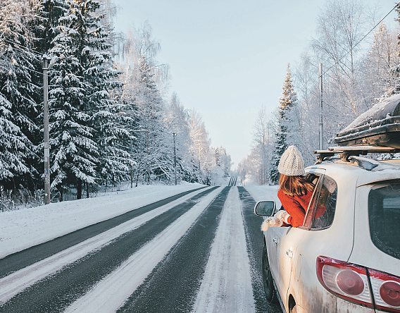 Unabhängig von den gesetzlichen Regelungen sollte man in der kalten Jahreszeit fürs In& Ausland Winterreifen mit mind. vier Millimeter Reifenprofil wählen.  Foto: Alena Ozerova - stock.adobe.com