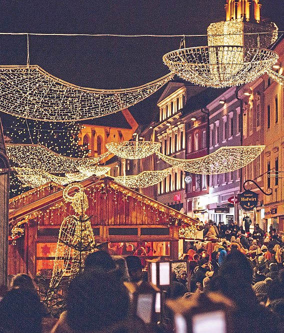 Man trifft sich bei den liebevoll geschmückten Hütten, genießt die Kulinarik und den tollen Lichterschmuck und verfällt bei Keksduft in weihnachtliche Vorfreude.  Foto: Martha Gillner