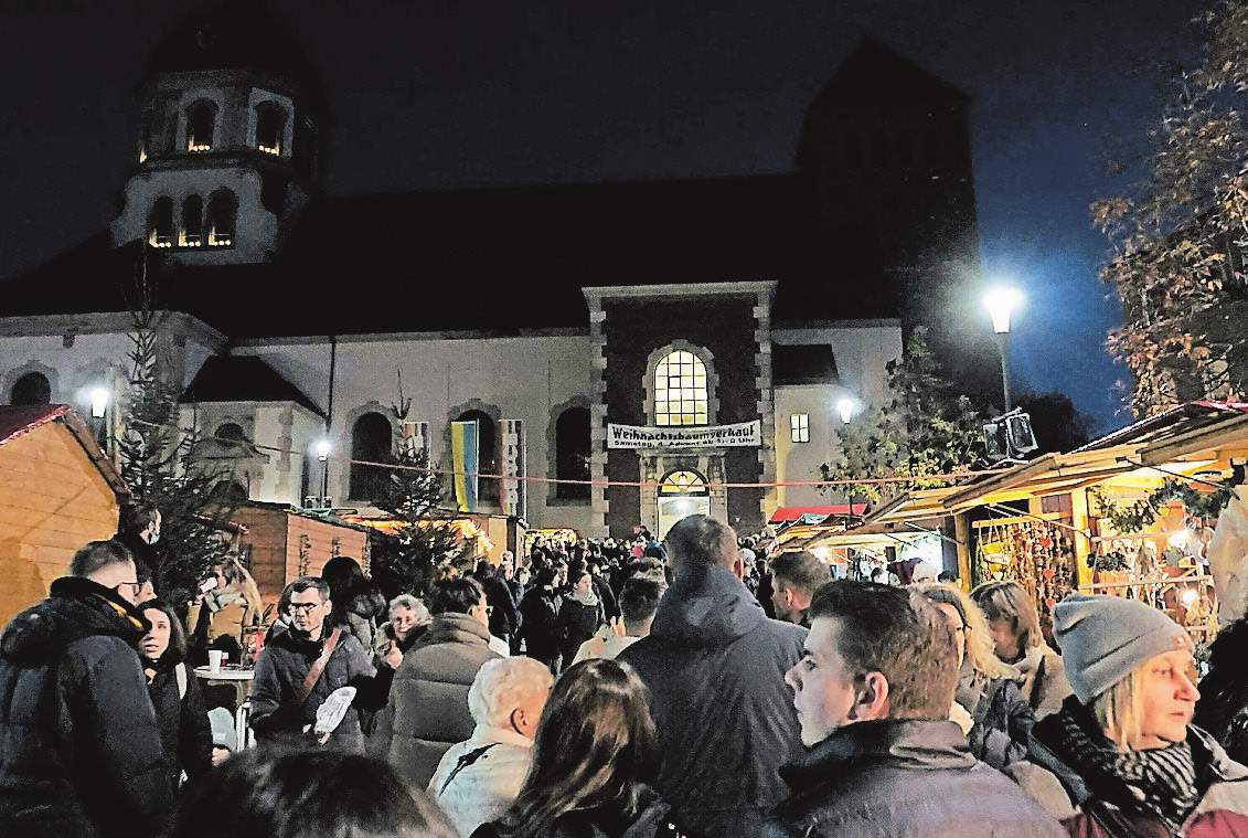 Der Würselener Kunst- und Weihnachtsmarkt vor Sankt Sebastian war im Vorjahr gut besucht und soll im nächsten Jahr wieder aufleben. In diesem Jahr wird die „Arge“ an gleicher Stelle einen eigenen Weihnachtsmarkt organisieren. FOTO: JULIE VANDEGAAR