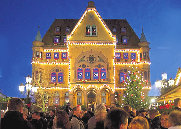 Bis vor einigen Jahren bildeten die Fenster des Hünfelder Rathauses ein riesengroßen Adventskalender. Foto: Karl-Heinz Burkhardt