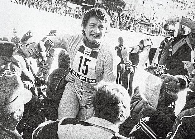 Der Druck einer ganzen Nation lastete bei den Olympischen Winterspielen 1976 in Innsbruck auf Franz Klammer, der zu Ruhm und Olympiagold fuhr und sich damit selbst zum Skikaiser krönte.