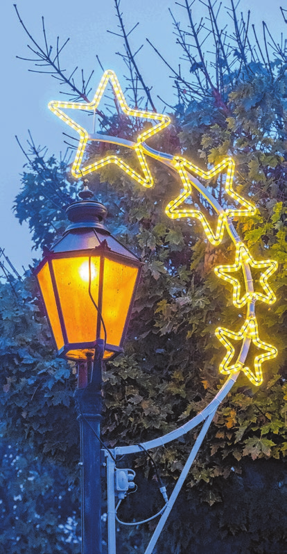 Zierde am Laternenmast: Weihnachtssterne der Innenstadt. funkeln in Archivfotos: Oliver Voigt