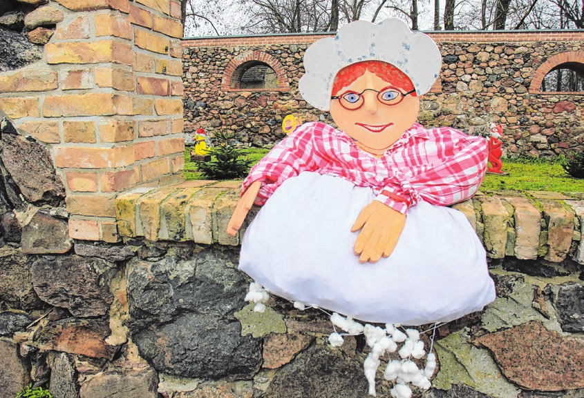 Im Kuhstall tummeln sich beliebte Märchenfiguren und die von Kitakindern geschmückten Bäumchen. Foto: Jana Posna