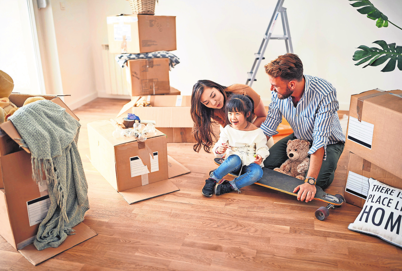 Den Traum vom eigenen Zuhause können Familien auch in der aktuellen Zinssituation noch verwirklichen. Foto: Getty Images/iStockphoto/LuckyBusiness