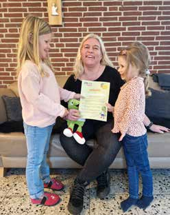 Mit der Urkunde und den zwei Kindern: Ella und Carla mit Michelle Falkowski-Gritze.