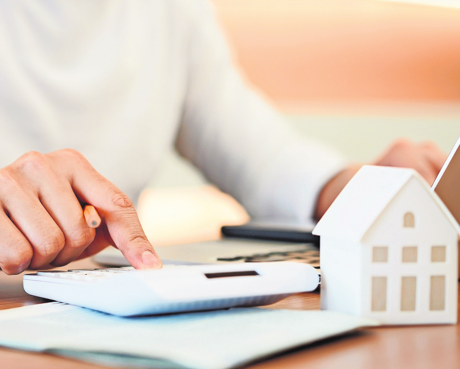 Bei den aktuellen Zinsen und Baupreisen ist es vielen nicht möglich, ihren Immobilientraum zu verwirklichen und damit ein Eigenheim zu finanzieren.  Foto: Adobe Stock