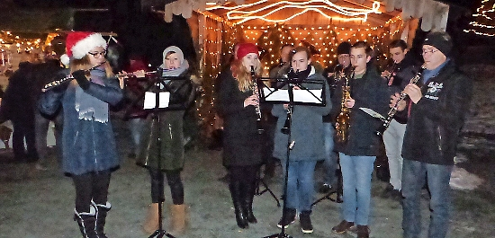Der Musikverein Marktleugast spielt mit advent- und weihnachtlichen Melodien auf. 