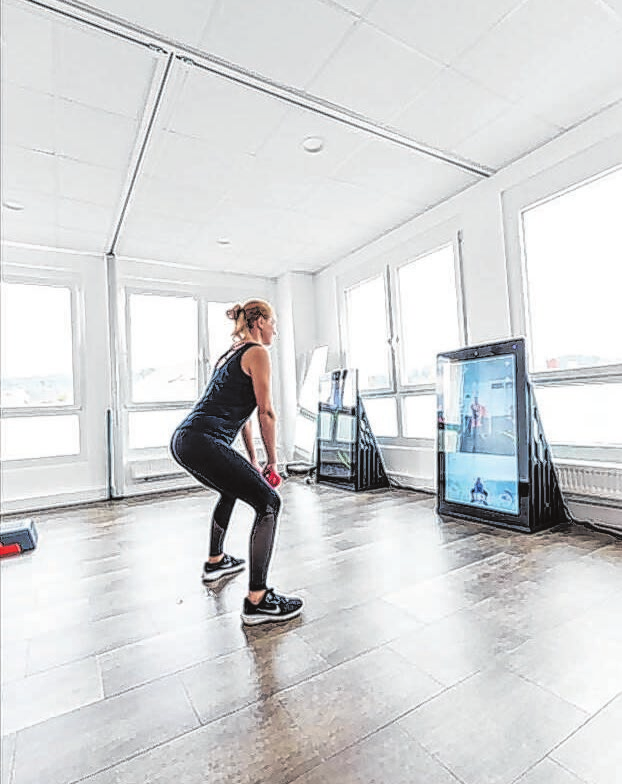 Digitale Sportlösungen  zeigen die Übungen am Display und geben direkt ein personalisiertes Feedback. 