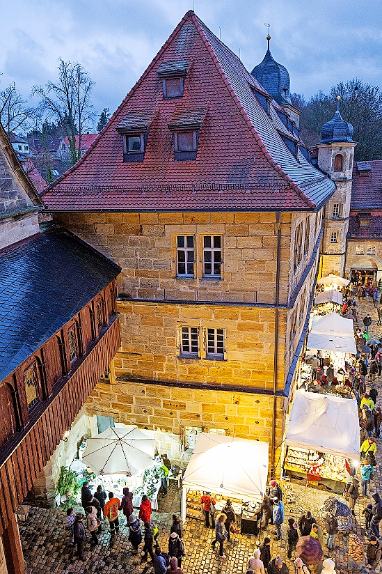 Blick aus der Kemenate in den oberen Schlosshof. FOTO: KLAUS MEHL, MÜNCHEN