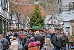 Wenn Monschau den Advent feiert, dann feiern hunderte Besucher mit. Foto: Michaela Leister