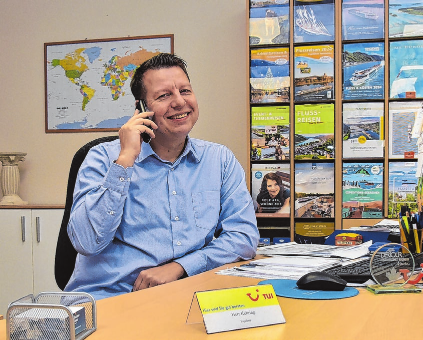Seit 25 Jahren mit dabei: Reisefachmann Marco Kehring. Er beräte die Kunden auch am Telefon freundlich und kompetent.