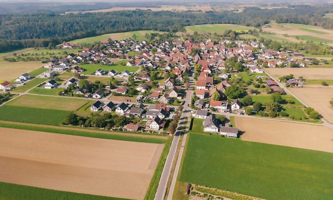 Eine sommerliche Luftaufnahme von Nellingsheim.