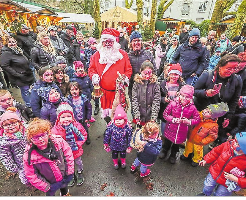 Der Nikolaus bringt Stutenkerle für die Kleinen. FOTO (2) STEPHAN SCHÜTZE