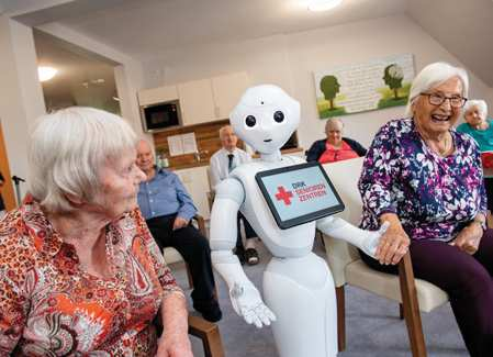 Der humanoide Roboter Pepper ist mittlerweile in sechs vollstationären Pflegeeinrichtungen des DRK-Kreisverbands Fulda ein gern gesehener Gast.