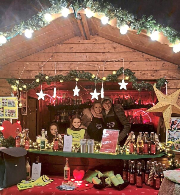 Stimmungsvoll beleuchtete und hübsch dekorierte Hütten gehören natürlich auch zum Weihnachtsmarkt.