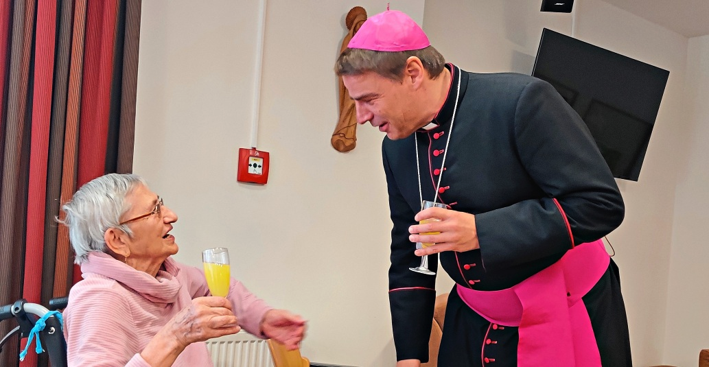 Bischof Stefan Oster im Gespräch mit einer Bewohnerin