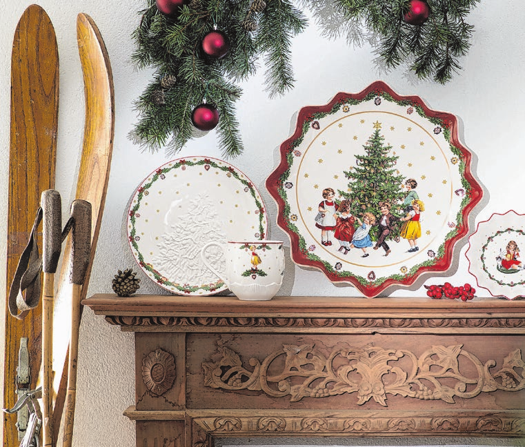 Porzellan-Weihnachsteller werden wie zu Omas Zeiten stehend präsentiert.