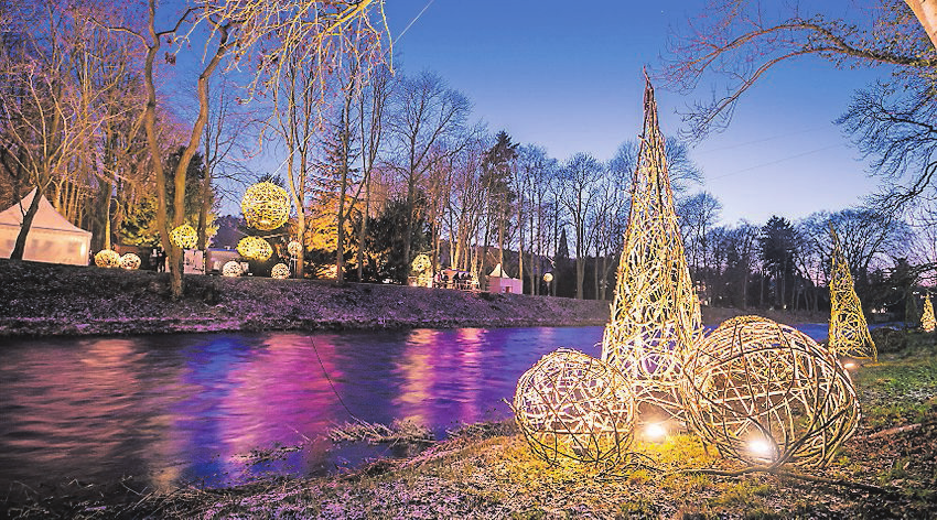 Am beleuchteten Ufer der Ahr gewinnen Besucherinnen und Besucher etwas Abstand vom Vorweihnachtsstress.