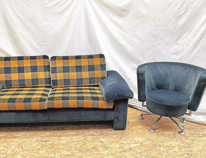 Sofa und Sessel vor dem Neubezug durch das Team von Andreas Geschier mit sichtbaren Gebrauchsspuren.