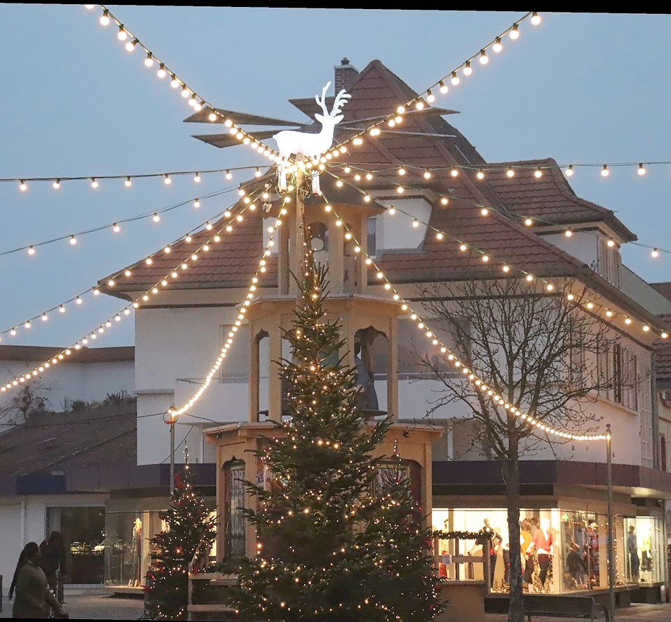 Geschmückte Bäume, Lichterketten und die Weihnachtspyramide sorgen für festliche Stimmung auf dem Lammplatz. FOTO: SAM