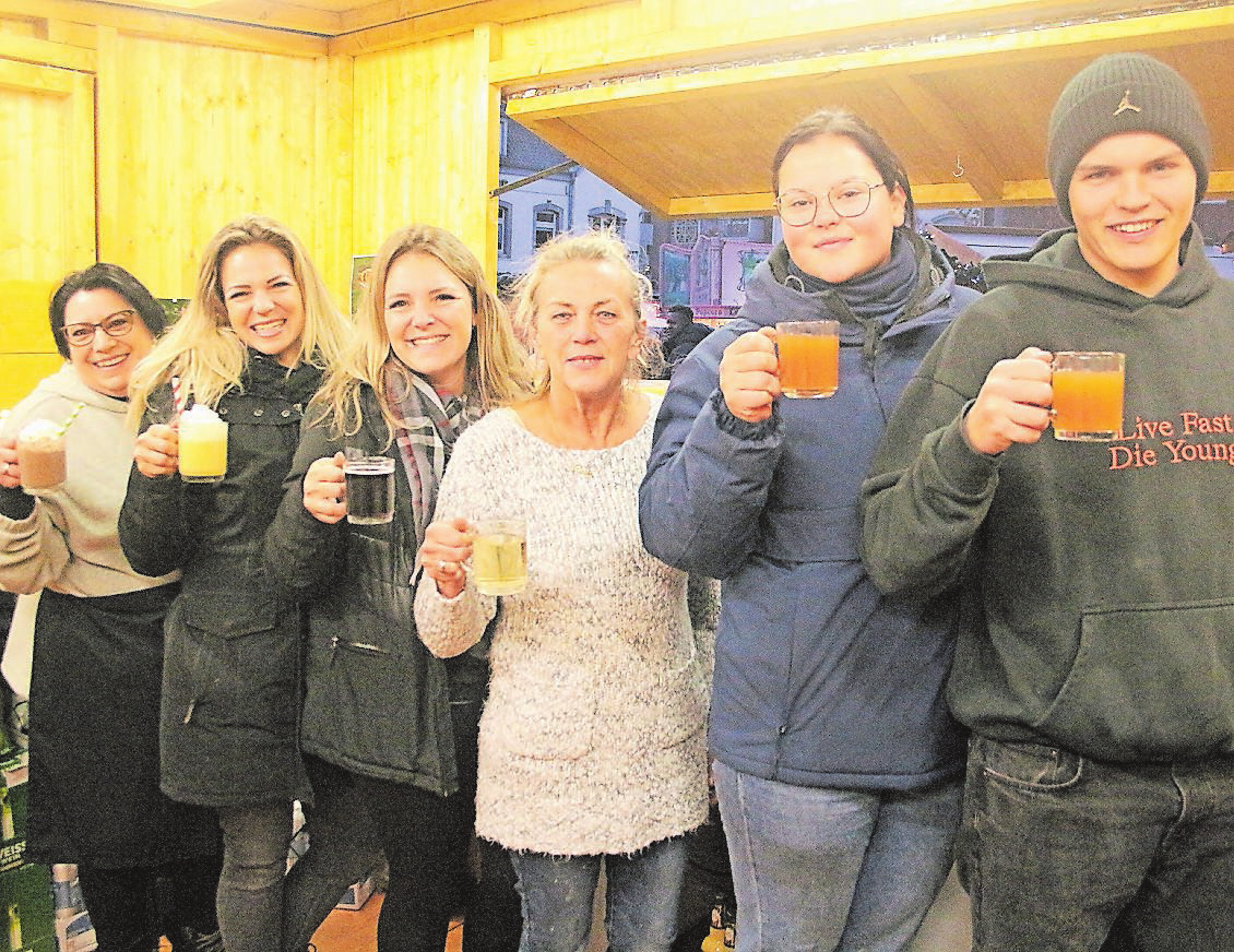 Der Glühwein kommt in diesem Jahr aus Baesweiler, die Crew um Annika Kepples (2.v.1.) fühlt sich in Eschweiler pudelwohl. 