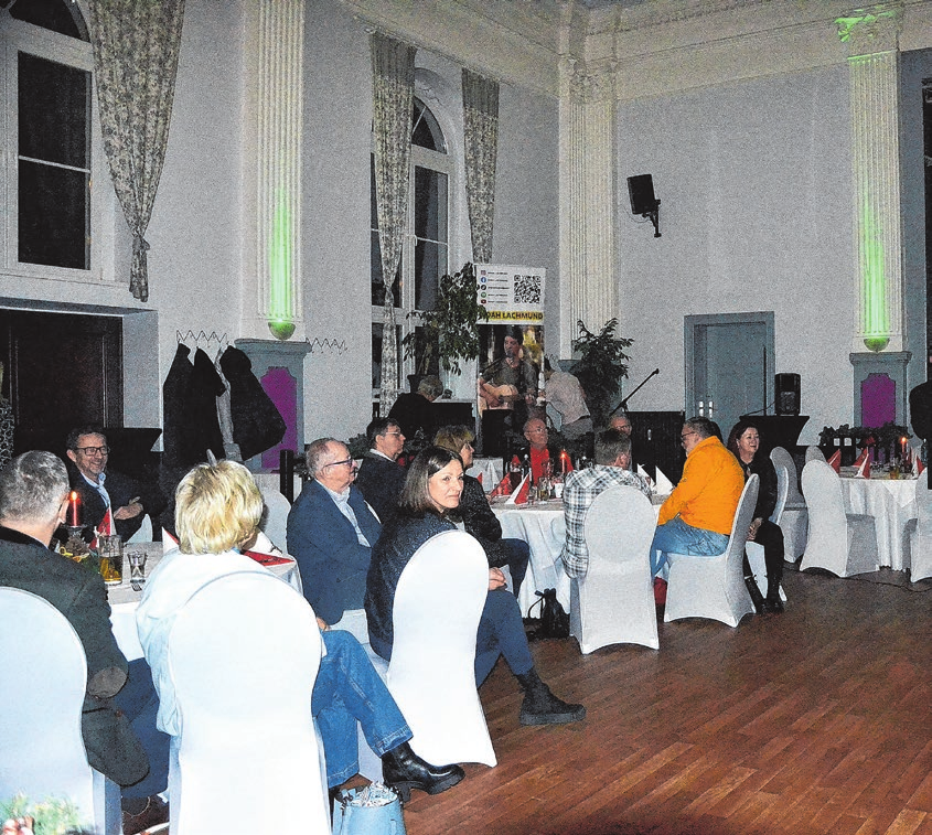 Weihnachtliches Flair im großen Saal mit Bühne der Gaststätte Süßes Eck in Neuenhagen begeisterte die rund 80 Teilnehmer.