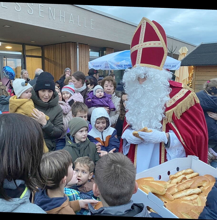 Der Nikolaus überrascht die Kinder mit kleinen Präsenten.