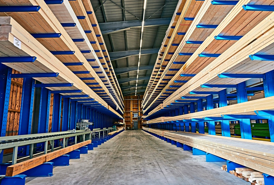 In der 1500 Quadratmeter großen neuen Holzlagerhalle können 35 Kilometer Stangenware aufbewahrt werden.